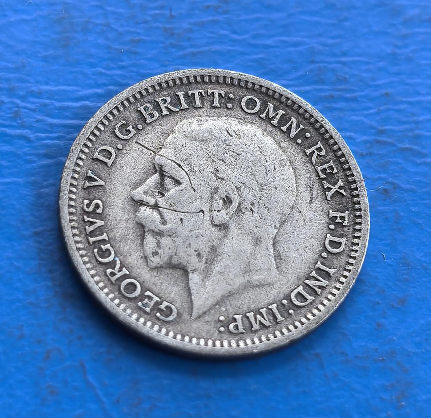 外国优质老铜币高银银币，周六九点倒数截拍，满百包邮，持续收拍 英国1932 年 3 便士银币，正面乔治五世头像雕刻传神，铭文环绕规整；背面橡树叶、橡果与蓟花交织，面值、年份清晰，植物纹饰自然生动，银质包浆古朴，尽显英伦钱币的精致工艺与自然美学。