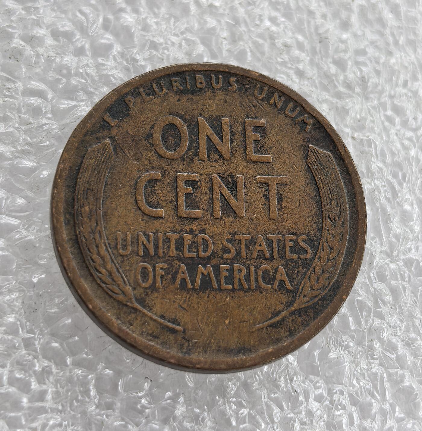 外国优质老铜币高银银币，周六九点倒数截拍，满百包邮，持续收拍 美国1924 年林肯 1 分铜币，正面铸林肯头像、“IN GOD WE TRUST” 与 “LIBERTY”，背面麦穗环绕面值及国名，百年麦穗版经典款，包浆自然醇厚、品相完整，是美国早期分币收藏的入门佳选，兼具历史纪念与收藏价值。