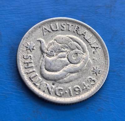外国优质老铜币高银银币，周六九点倒数截拍，满百包邮，持续收拍 - 澳大利亚1943年1先令银币，正面为乔治六世国王侧面像，铭文彰显其君主身份；背面是澳洲原住民风格的蛇形图腾，搭配星纹与纪年，兼具英国殖民印记与本土文化特色，是二战时期澳大利亚货币的典型代表。