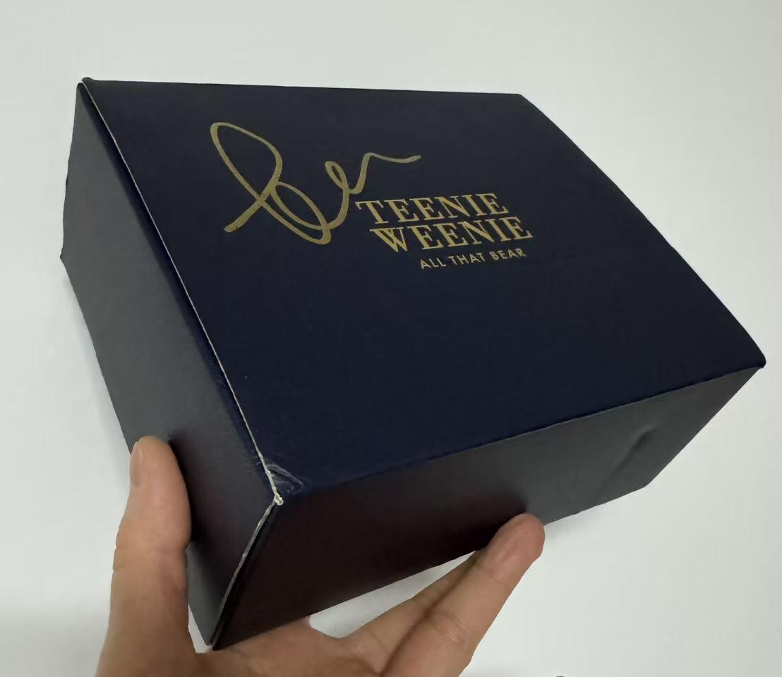 零元拍：赵露思亲笔签名韩国依恋集团旗下最热少女线品牌TeenieWeenie官方礼盒！仅有盒子呦，不含里面小熊，总共就抽了不到30个，喜欢露露的朋友且拍且珍惜啦~