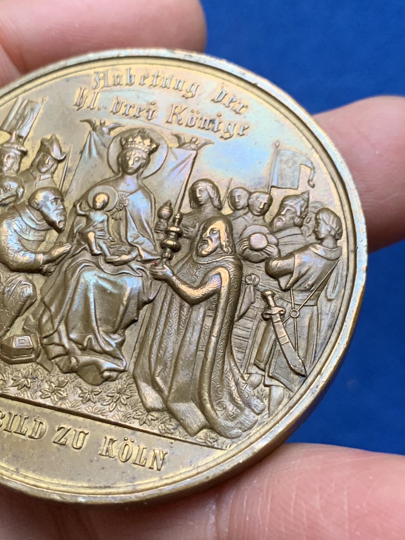 《竞宝斋》第462场 周日，周一，2场连拍 （全场包邮）欢迎送拍 1880年德国科隆大教堂建成纪念大铜章。双面高浮雕，稀有品种，正面:克隆大教堂建筑景观，刻画极其精美，背面:东方三博士朝圣，庆祝耶稣降生，著名的宗教场景。达芬奇，波提切利画作。直径：50.5mm，重：57.7g。