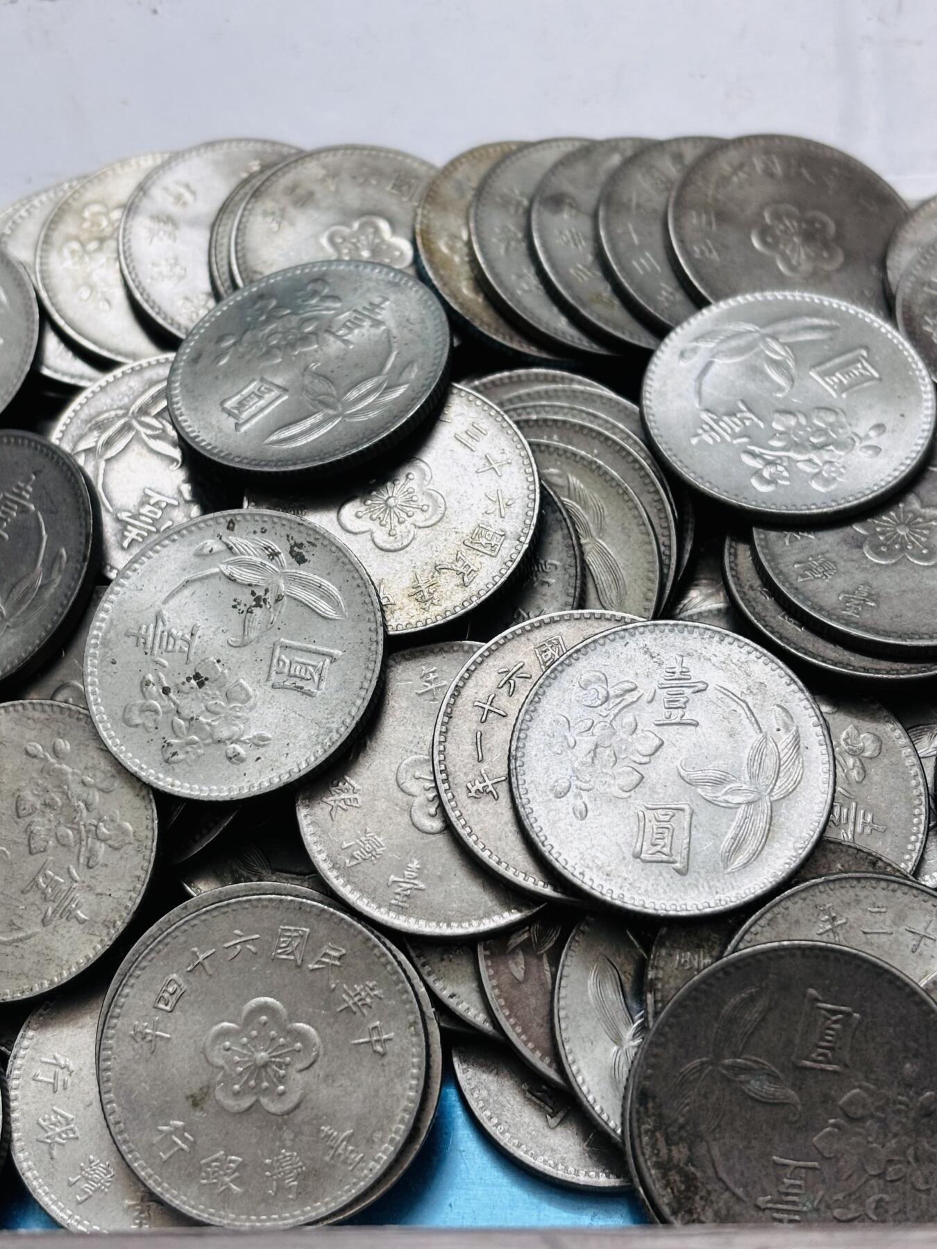 文馨钱币收藏 2026新年第五场（第 291 场）【长期接代拍品】 中国台湾省兰花梅花一元 85 枚，年份未挑有没有特年不知道，重 505 克