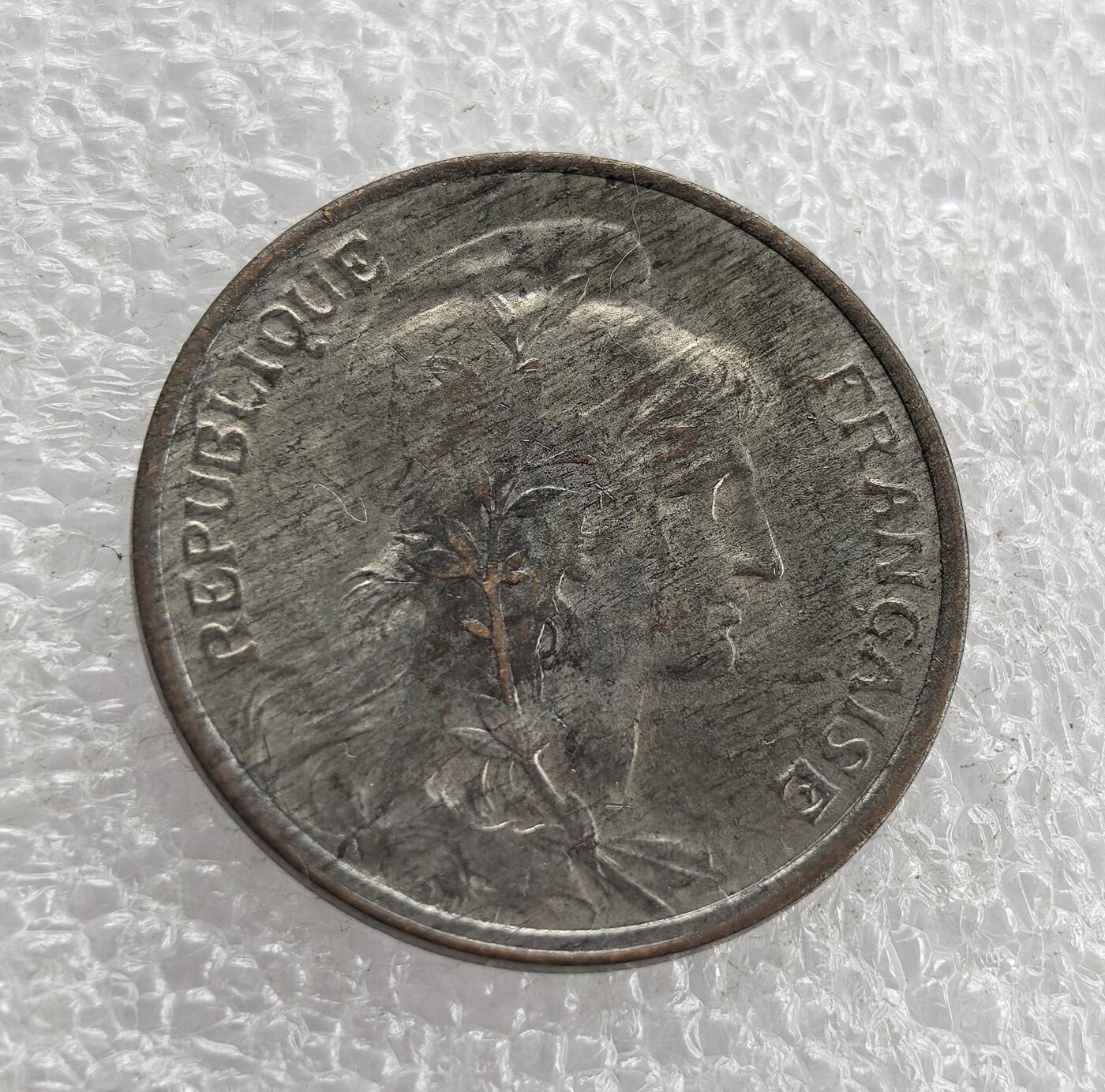 外国优质老铜币高银银币，周六九点倒数截拍，满百包邮，持续收拍 法国1917年5生丁铜币，正面铸玛丽安娜（法国共和象征）与 “法兰西共和国” 铭文，背面标 “自由平等博爱”、面值及年份。属一战期间法国第三共和国，是战时流通辅币，彰显共和理念的历史见证。