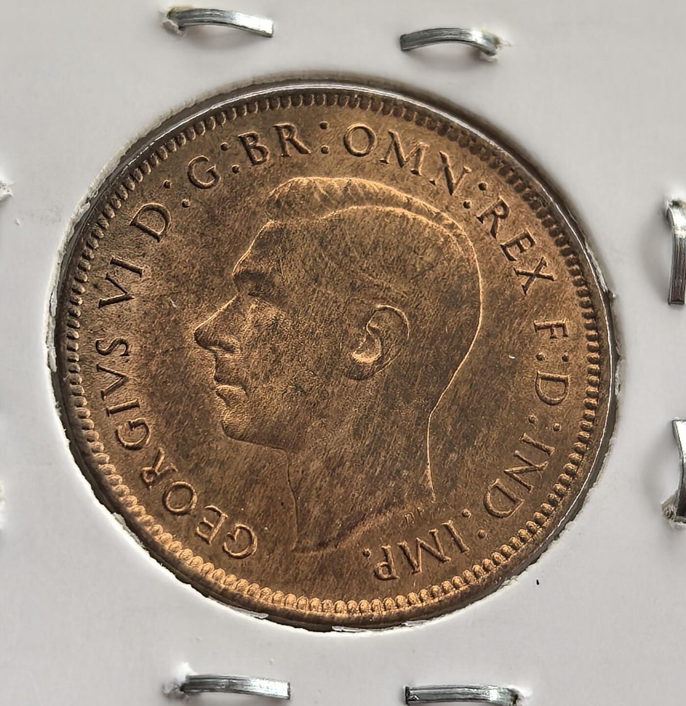 外国优质老铜币高银银币，周六九点倒数截拍，满百包邮，持续收拍 原光1948 年英国法新铜币，正面为乔治六世头像配拉丁文铭文，背面鹪鹩图案灵动传神。铜质包浆温润，品相完整，属二战后英系辅币经典，见证战后货币史，是英系辅币收藏的特色佳品，历史与收藏价值兼具。