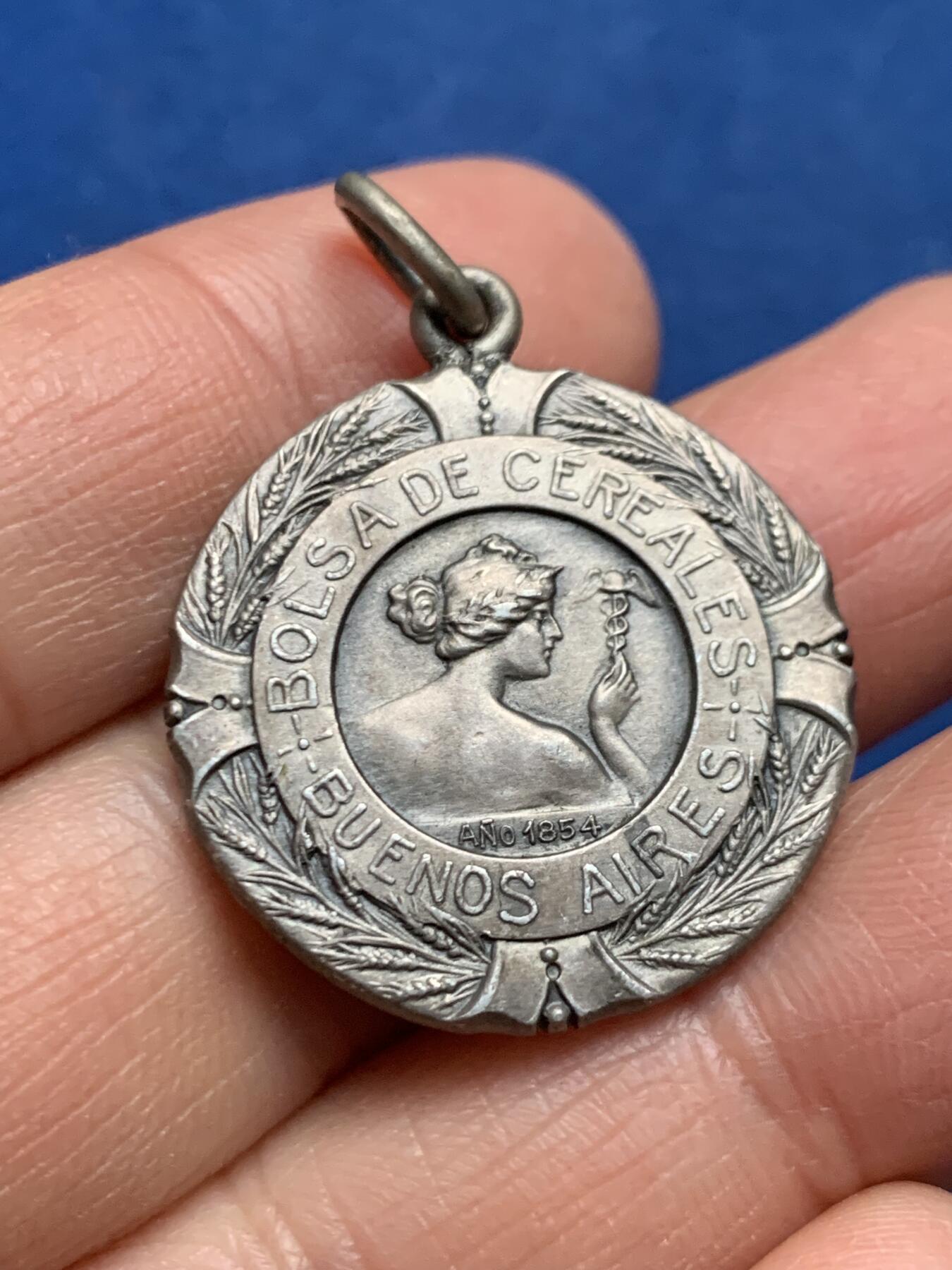 《竞宝斋》第462场 周日，周一，2场连拍 （全场包邮）欢迎送拍 西班牙银章  plata银标 带环重13.4克 26.8mm