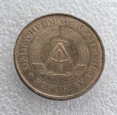 外国优质老铜币高银银币，周六九点倒数截拍，满百包邮，持续收拍 - 东德1969年5马克纪念币，正面铸东德国徽（圆规、锤子、麦穗）与国名，背面刻 “东德 20 周年” 及年份，铜质包浆自然，见证东德历史，国徽设计经典，兼具历史纪念与收藏价值。