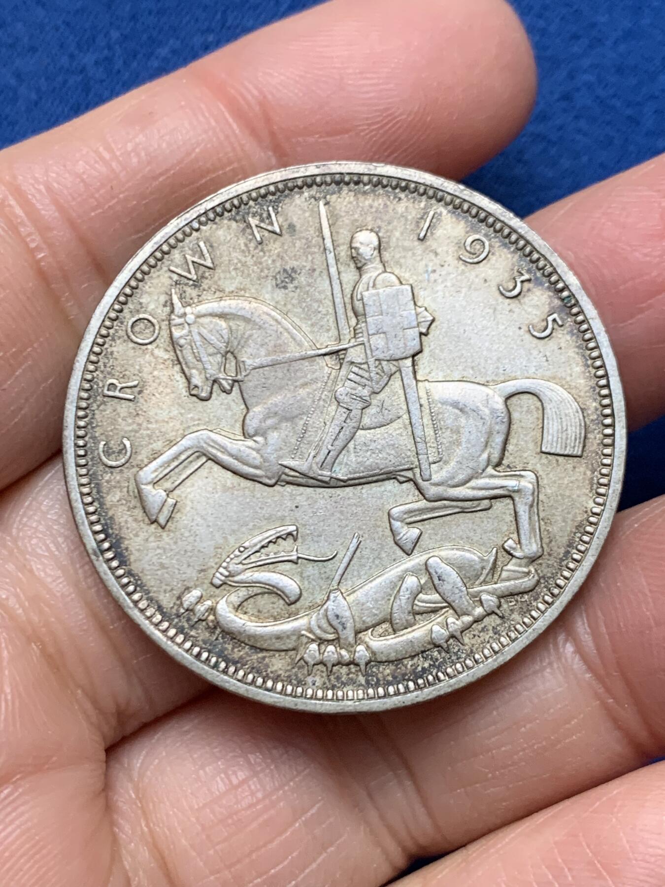 《竞宝斋》第462场 周日，周一，2场连拍 （全场包邮）欢迎送拍 英国1935年乔治五世木马剑大克朗银币一枚。经典大银，带光自然包浆。