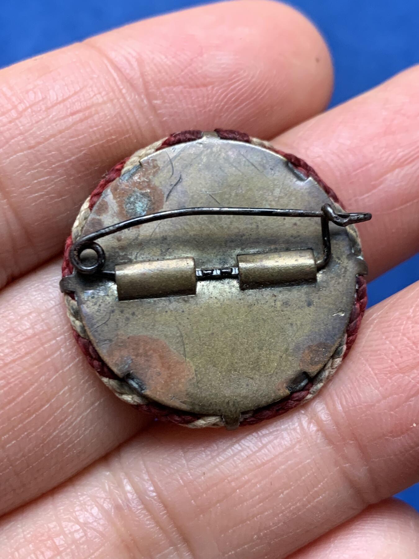 《竞宝斋》第462场 周日，周一，2场连拍 （全场包邮）欢迎送拍 德国汉堡市建城700周年纪念章 中央雕刻的是汉堡市的标志性建筑-圣尼古拉教堂，这座教堂曾是世界上最高的建筑之一，如今虽已毁于二战，但其钟楼仍作为战争纪念碑保留至今。8.9克 27.7mm