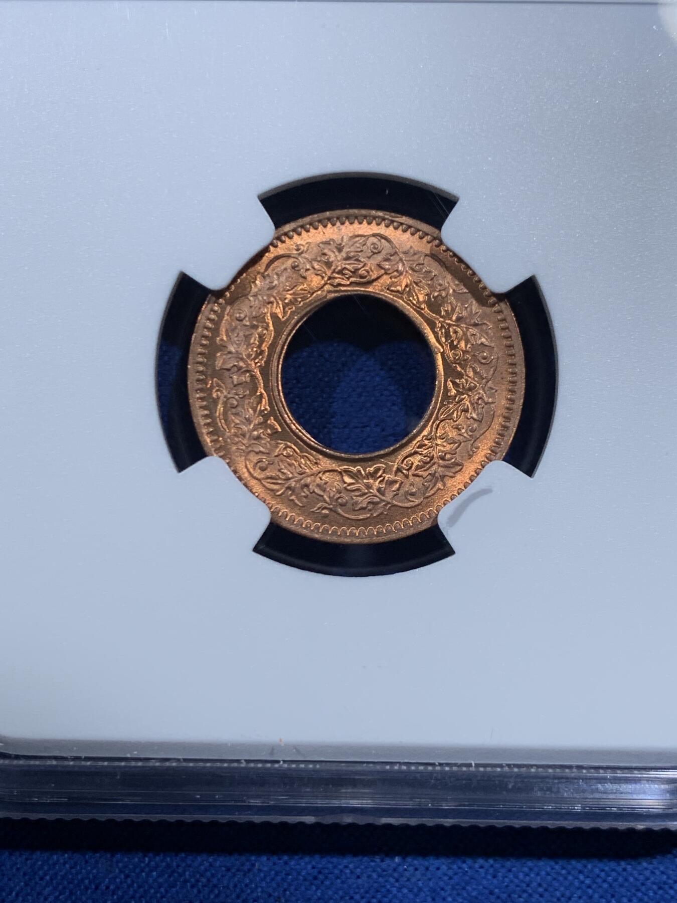 《竞宝斋》第462场 周日，周一，2场连拍 （全场包邮）欢迎送拍 NGC MS65RB 英属印度 1943年 1PICE 中孔铜币 季军分