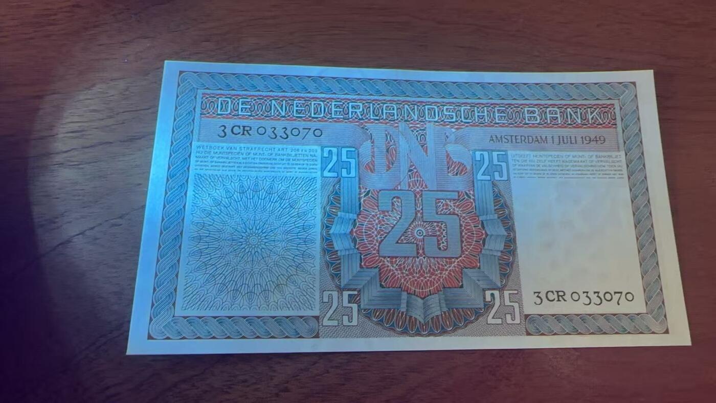 徐霞客拍卖首拍 荷兰	P-84 1949年25盾	AU+ 3CR033070 纸币正面的男性形象是荷兰“航海精神”的象征，代表着荷兰17世纪“黄金时代”的航海与贸易辉煌。承载着荷兰民众在战后艰难岁月里的希望与韧性，是一代人的集体记忆，这种历史情感赋予了纸币超越货币本身的收藏意义，这版1949年25盾是荷兰盾收藏序列中的“开门品种”，对资深藏家具有极高的吸引力。				