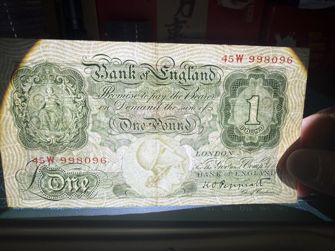 【炜奕收藏】，第五十八期，英属第三场 1934-1939年英国A序列1镑，品相如图，号码倒置号，战前无安全线版，稀少