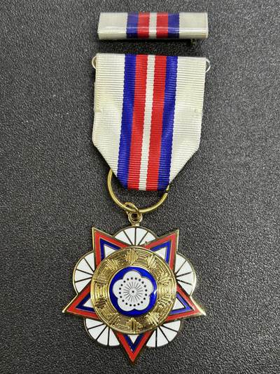 西秦中古拍卖第七十四期 - 民国乙种一等陆海空军奖章 带勋略 退台后