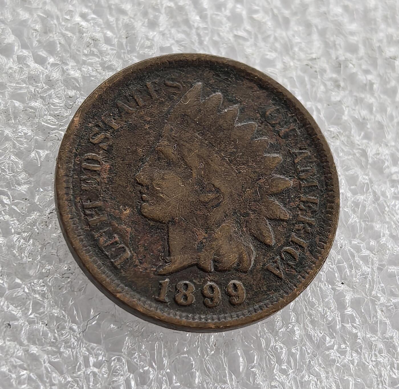 外国优质老铜币高银银币，周六九点倒数截拍，满百包邮，持续收拍 美国1899 年印第安人 1 分铜币，正面铸印第安人头像与国名，背面盾牌配麦穗环绕 “ONE CENT”，是美国分币早期经典款，百年包浆醇厚、品相完整，历史底蕴浓郁，是入门收藏的优选佳品。