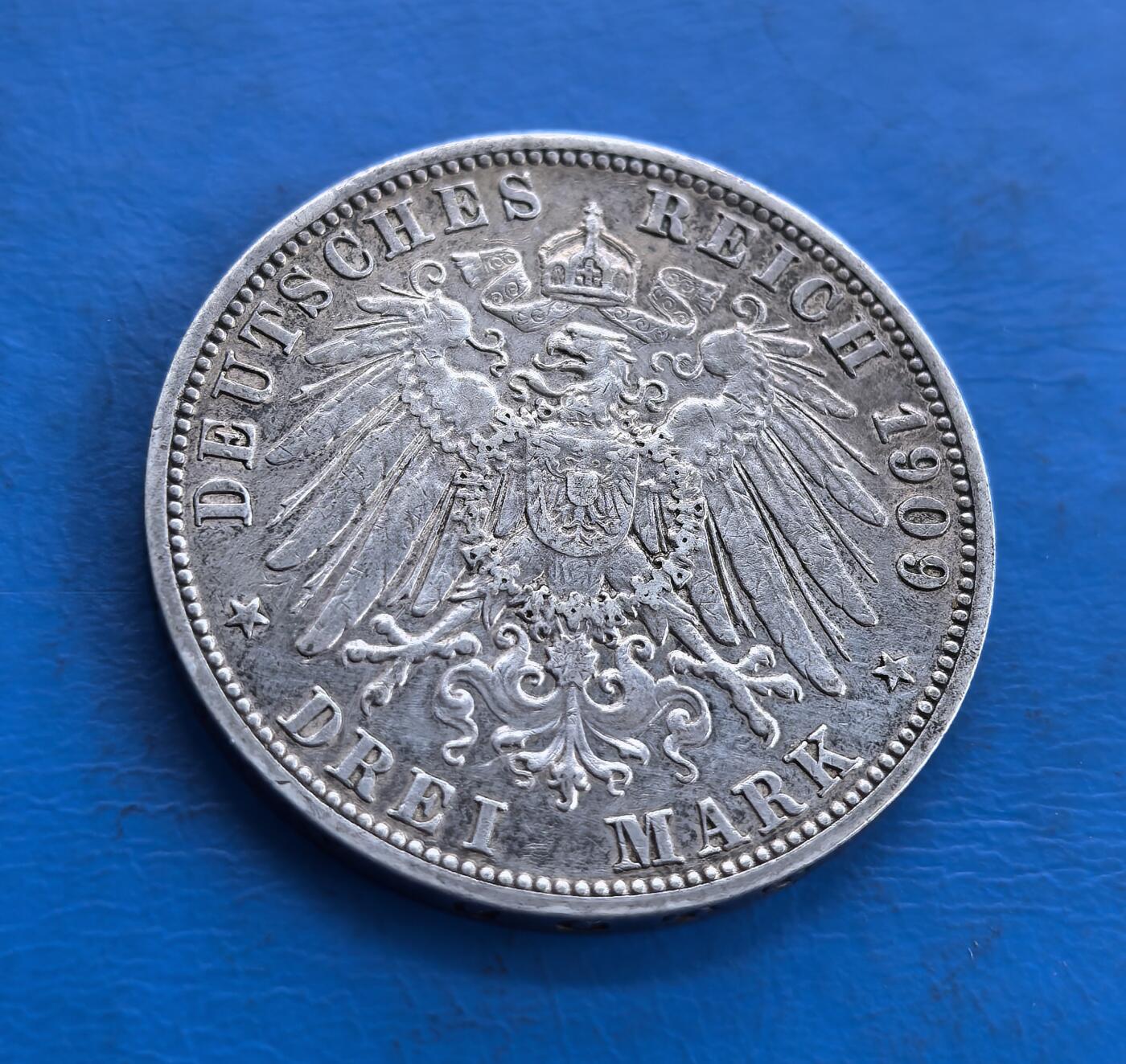 外国优质老铜币高银银币，周六九点倒数截拍，满百包邮，持续收拍 普鲁士1909年3马克银币，正面是德皇威廉二世侧面像，轮廓立体，尽显帝王威严；背面为德意志帝国双头鹰纹，冠冕与繁复纹饰层次丰富，年份与币值相衬，兼具历史厚重感与精湛工艺。
