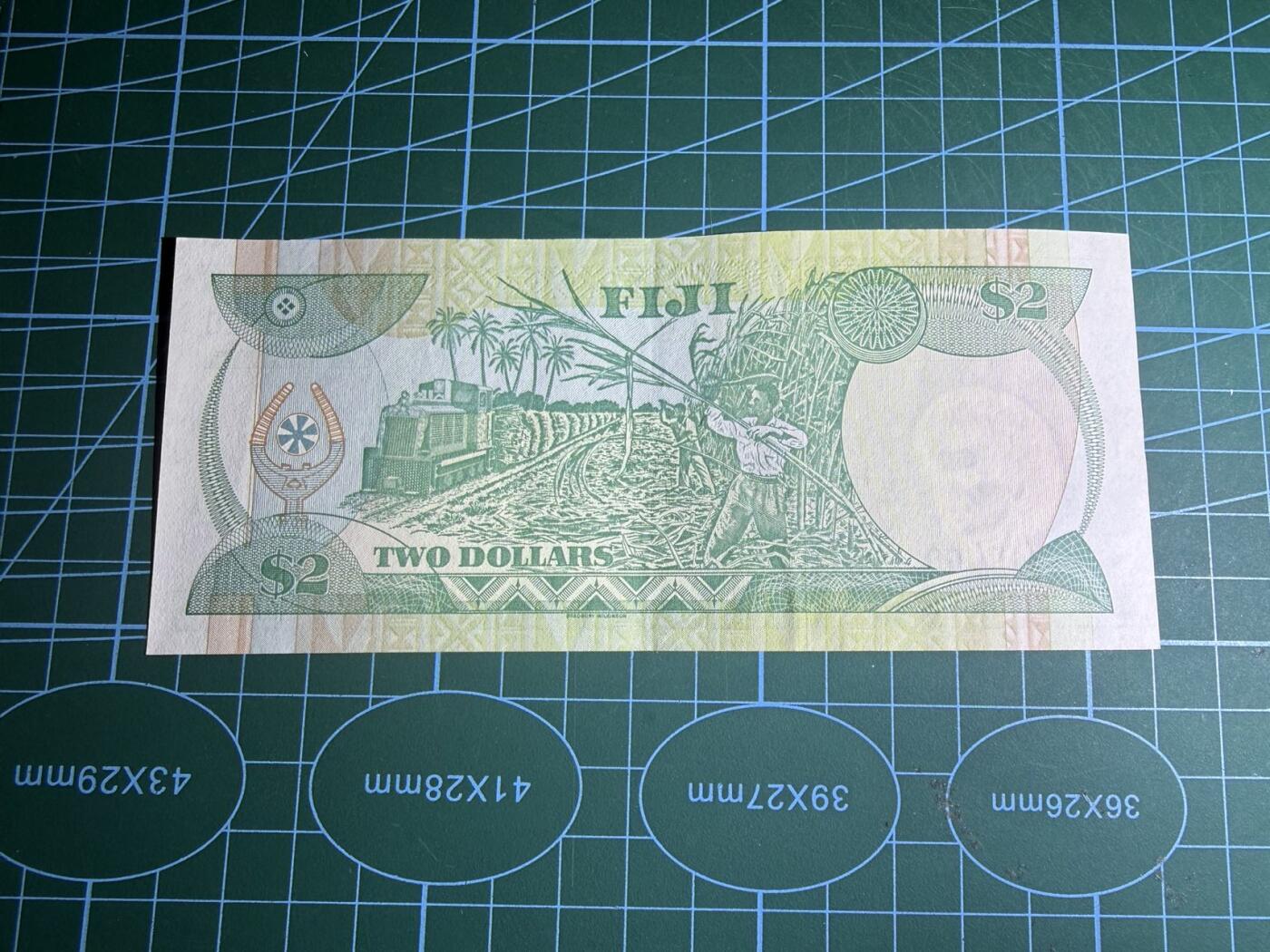 【炜奕收藏】，第五十八期，英属第三场 1988年斐济2元，品相如图，号码无47