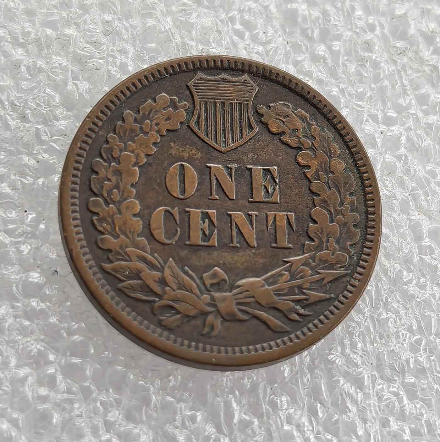 外国优质老铜币高银银币，周六九点倒数截拍，满百包邮，持续收拍 美品美国1898 年印第安人 1 分铜币，正面铸印第安人头像与国名，背面盾牌配麦穗环绕 “ONE CENT”，是美国分币早期经典款，百年包浆醇厚、品相完整，历史底蕴浓郁，是入门收藏的优选佳品。