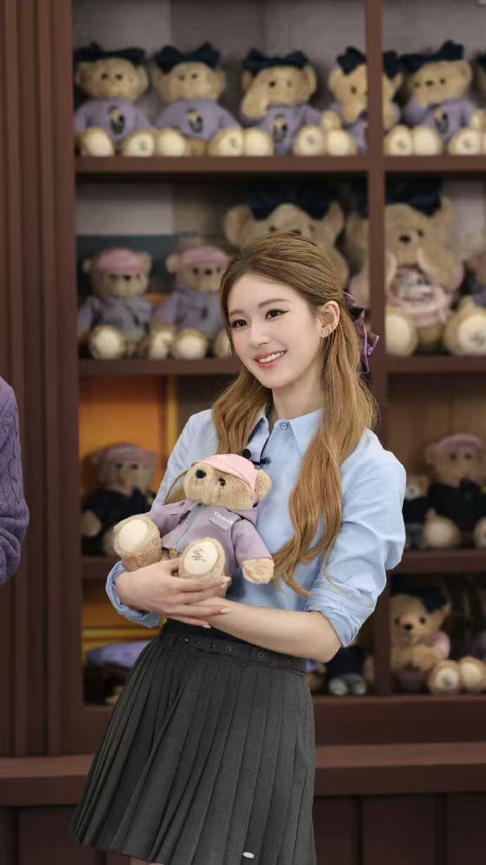 零元拍：赵露思亲笔签名韩国依恋集团旗下最热少女线品牌TeenieWeenie官方礼盒！仅有盒子呦，不含里面小熊，总共就抽了不到30个，喜欢露露的朋友且拍且珍惜啦~