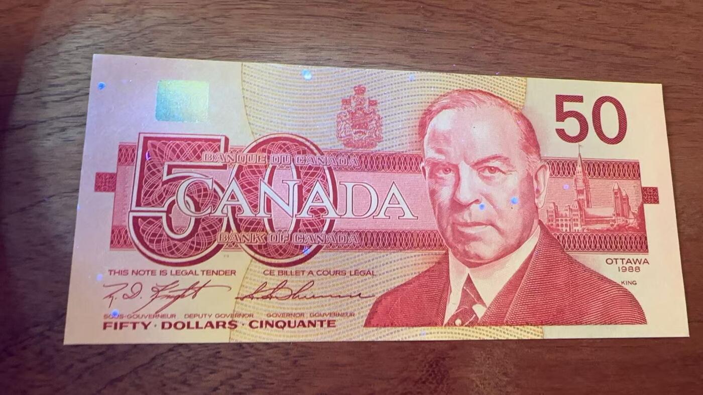 徐霞客拍卖首拍 加拿大	P-98c 1988年50元	FHV2483178	UNC-	正面主像为加拿大前总理威廉·莱昂·麦肯齐右侧为渥太华国会大厦图案。采用红棕渐变套印与精细雕刻凹印工艺，是加拿大最后一批纯纸质流通纸币之一，后被聚合物材质纸币取代。作为“鸟系列”中的大面额品种，存世量少。		