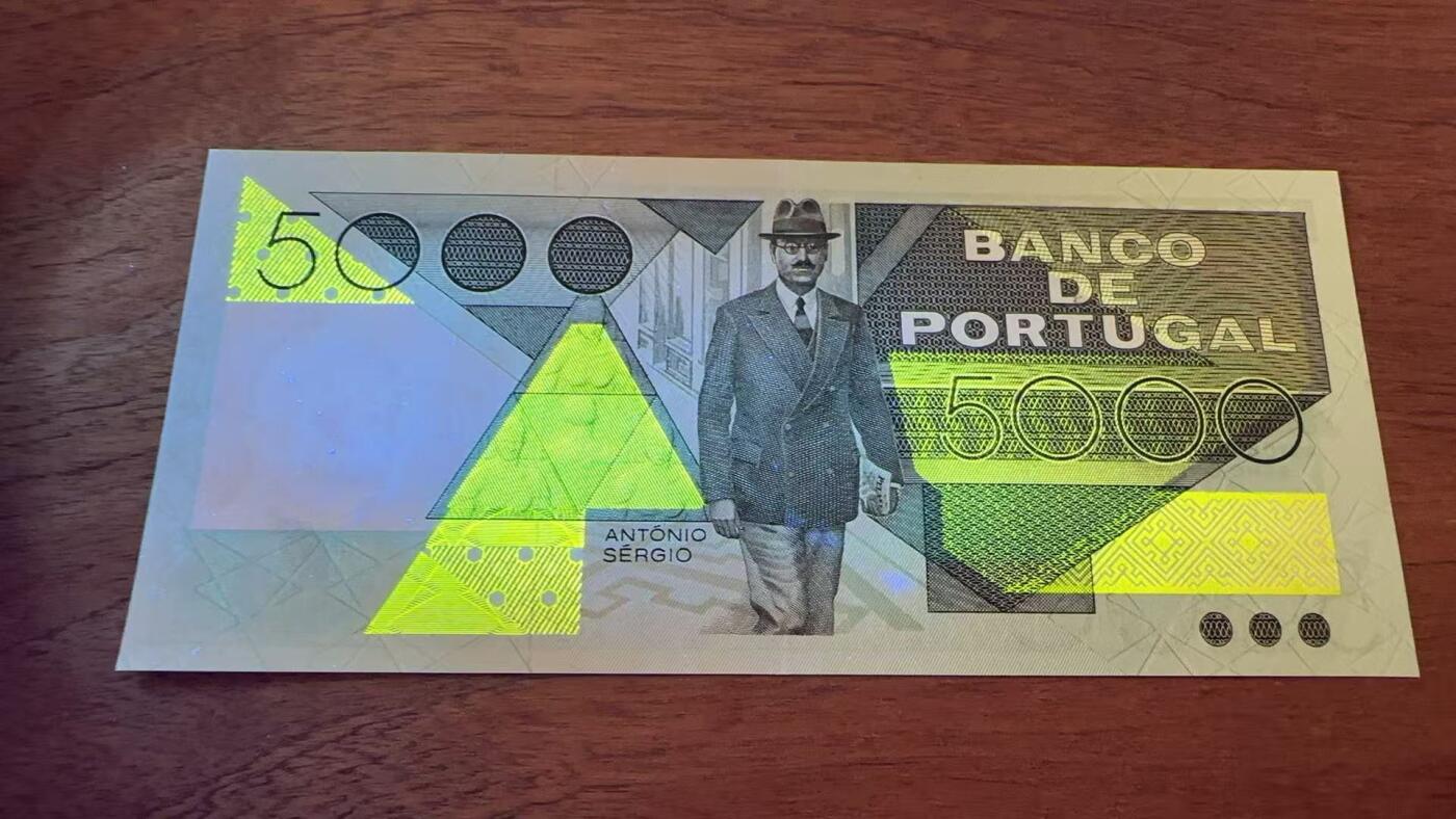 徐霞客拍卖首拍 	葡萄牙	P-182d 1985年5000埃斯库多	UNC- AHL34303	纸币首次采用几何抽象主义风格的流通货币，币面人物并非政治领袖或军事英雄，而是以思想影响社会的哲学家与社会学家安东尼奥·塞尔吉奥。他主张通过文化启蒙推动葡萄牙现代化转型，这种选择在欧洲纸币中极为罕见，体现了葡萄牙对人文精神的极致推崇，也让这张纸币成为“思想的载体”而非单纯的流通工具。 			