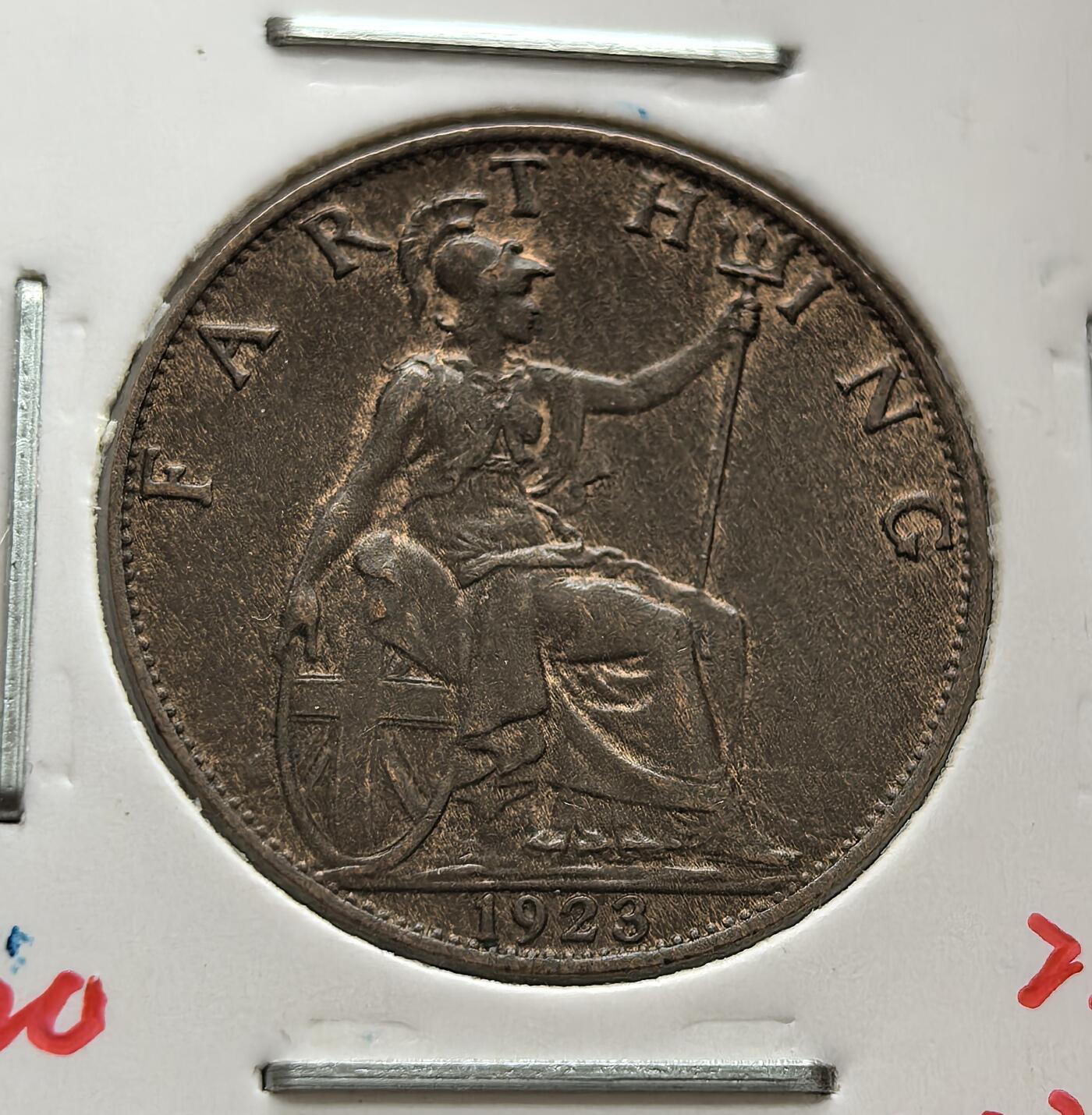 外国优质老铜币高银银币，周六九点倒数截拍，满百包邮，持续收拍 英国1923 年法新铜币，正面为乔治五世头像配拉丁文铭文，背面饰不列颠女神坐像，设计典雅。百年铜质包浆温润，品相完整，见证英国君主制时期货币史，是英系辅币收藏的经典佳品，历史与收藏价值兼具。