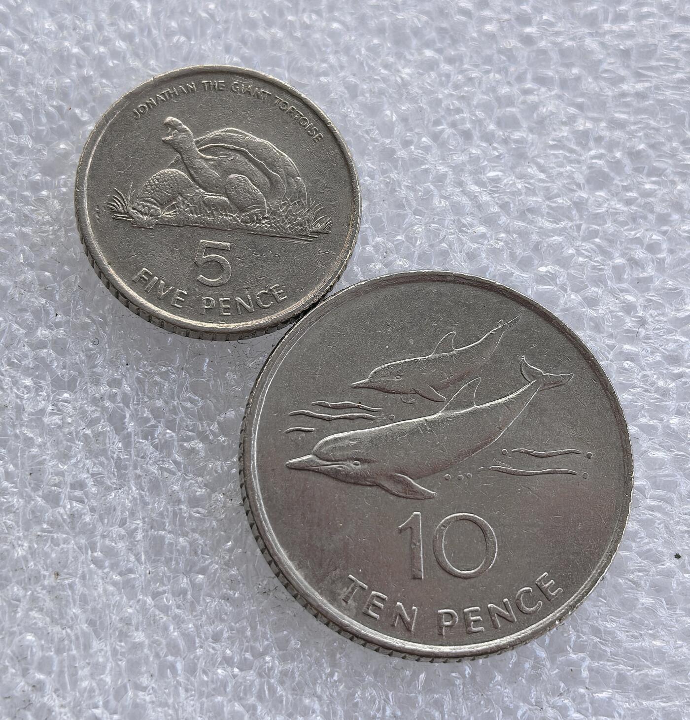 外国优质老铜币高银银币，周六九点倒数截拍，满百包邮，持续收拍 1998 年英国海外领地圣赫勒拿和阿森松发行的 5 便士、10 便士镍币，正面为伊丽莎白二世头像，5 便士铸象征圣赫勒拿的巨型陆龟 “乔纳森”，10 便士饰海豚，属英联邦海外领地特色辅币，地域标识鲜明，收藏价值突出。