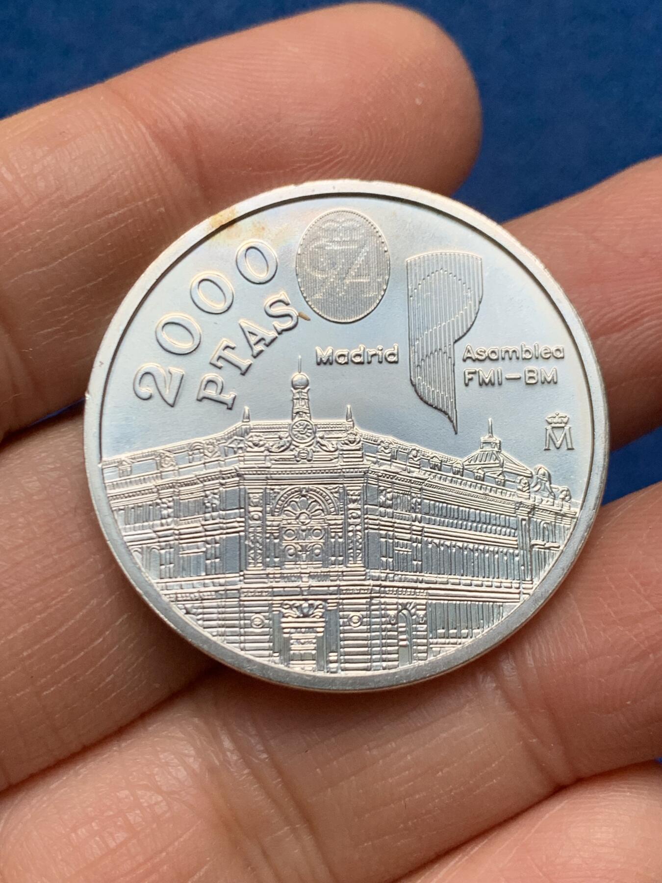 《竞宝斋》第462场 周日，周一，2场连拍 （全场包邮）欢迎送拍 西班牙1994年国际货币基金组织银行设立2000比塞塔银币 18克 925银