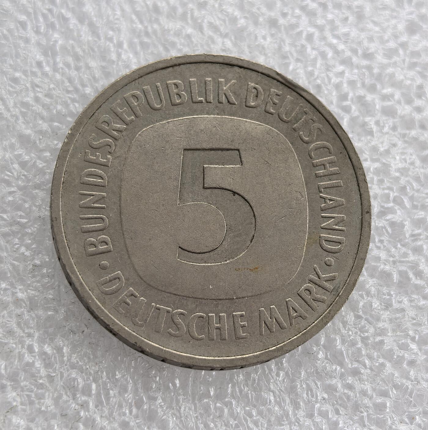 外国优质老铜币高银银币，周六九点倒数截拍，满百包邮，持续收拍 西德1990 年 5 马克镍币，正面铸面值与联邦德国国名，背面饰经典联邦鹰图案，设计简约大气。1990 年为两德统一关键年份，品相完整，见证德国历史转折，是欧洲货币收藏的精品，历史与收藏价值兼具。
