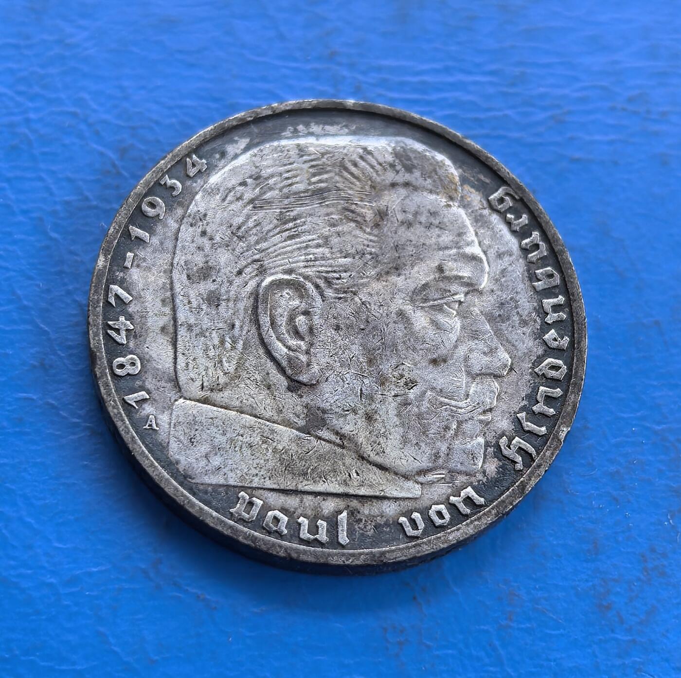 外国优质老铜币高银银币，周六九点倒数截拍，满百包邮，持续收拍 德国1939 年 2 马克银币，正面兴登堡头像雕刻细腻，面部轮廓与生卒年份铭文清晰传神；背面帝国鹰展翅威严，面值、国名及年份环绕排布，纹饰规整庄重，银质包浆古朴，兼具精湛工艺与鲜明时代印记。