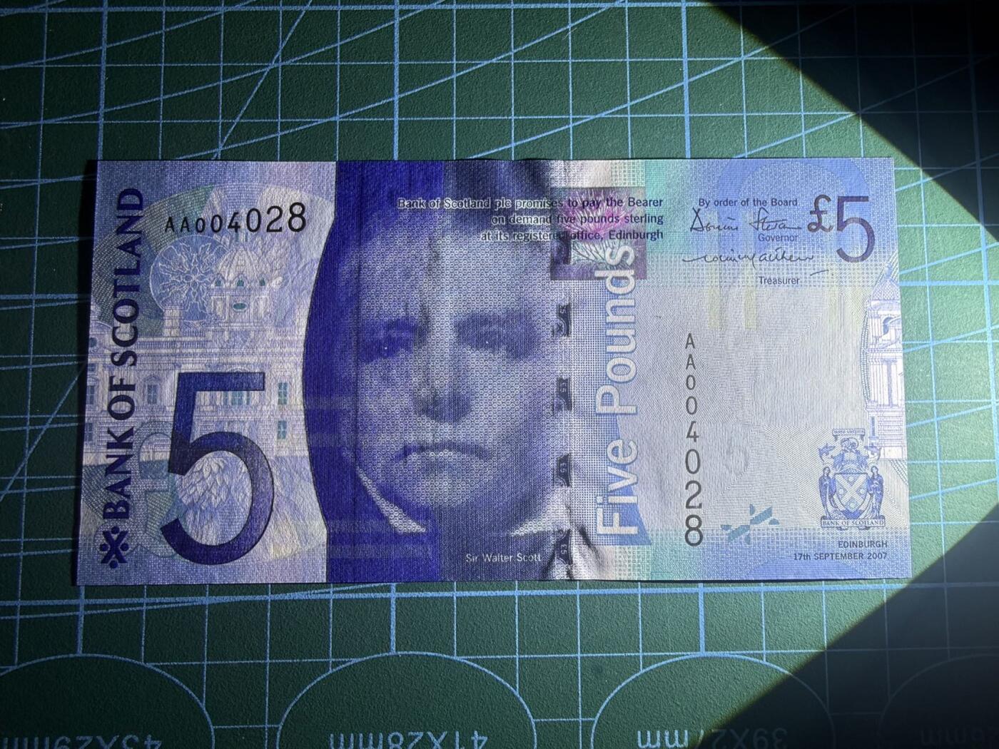 【炜奕收藏】，第五十八期，英属第三场 2007年苏格兰银行5镑，UNC品相，AA冠千位号