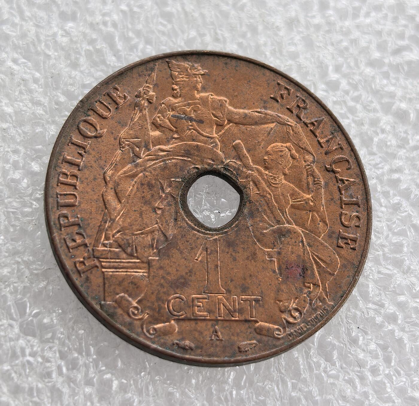 外国优质老铜币高银银币，周六九点倒数截拍，满百包邮，持续收拍 原光1939 年法属印度支那百分之一铜币，正面铸 “法兰西共和国”、玛丽安娜（法国共和象征）与面值，背面标注殖民区名、“百分之一” 及年份。是法国殖民印支时期，推行殖民货币体系、彰显殖民统治的实物见证。