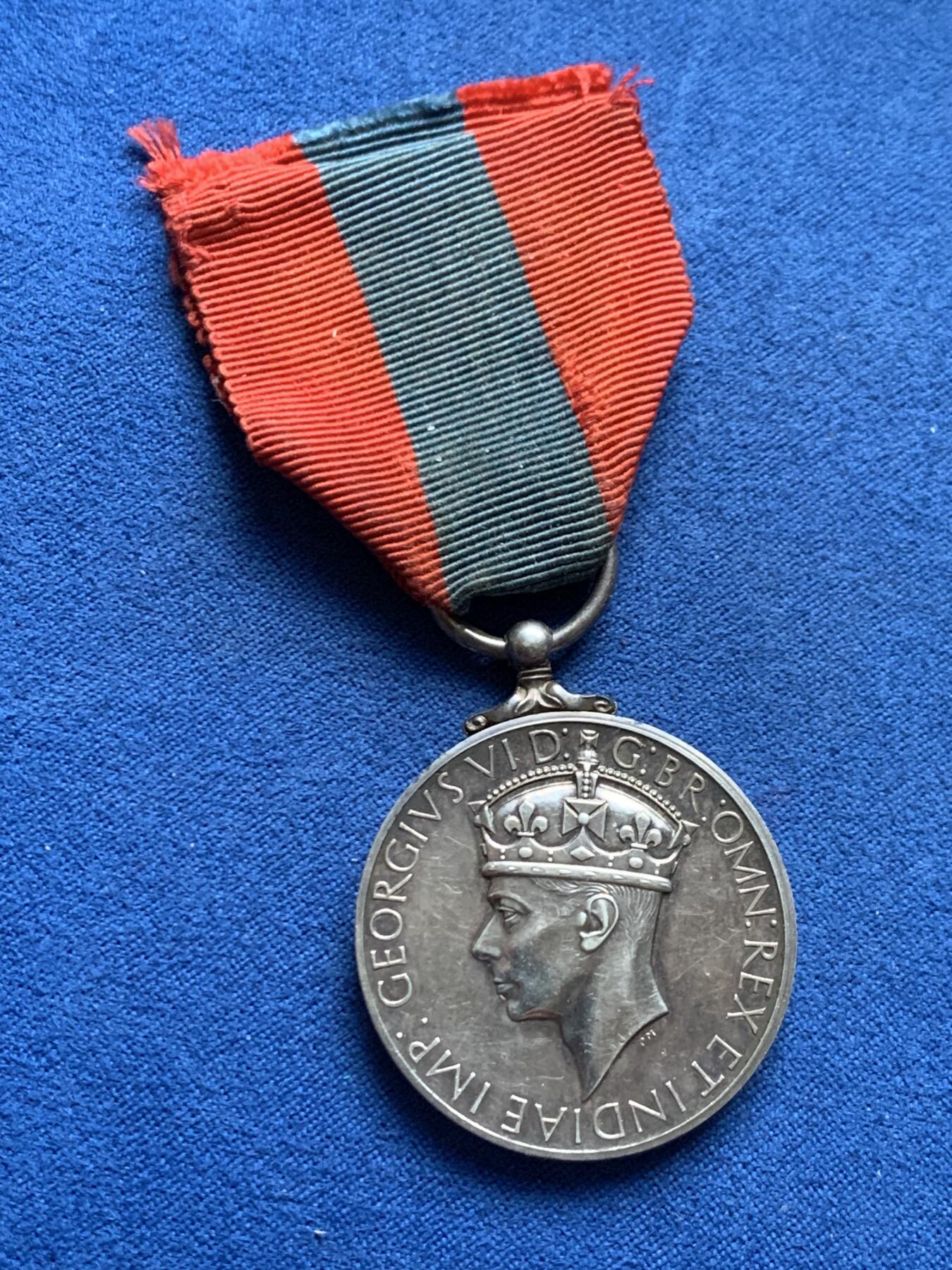 《竞宝斋》第462场 周日，周一，2场连拍 （全场包邮）欢迎送拍 英国帝国服务奖章 银质 乔治六世国王头像 有边铭 总重约25.5g 有绶带