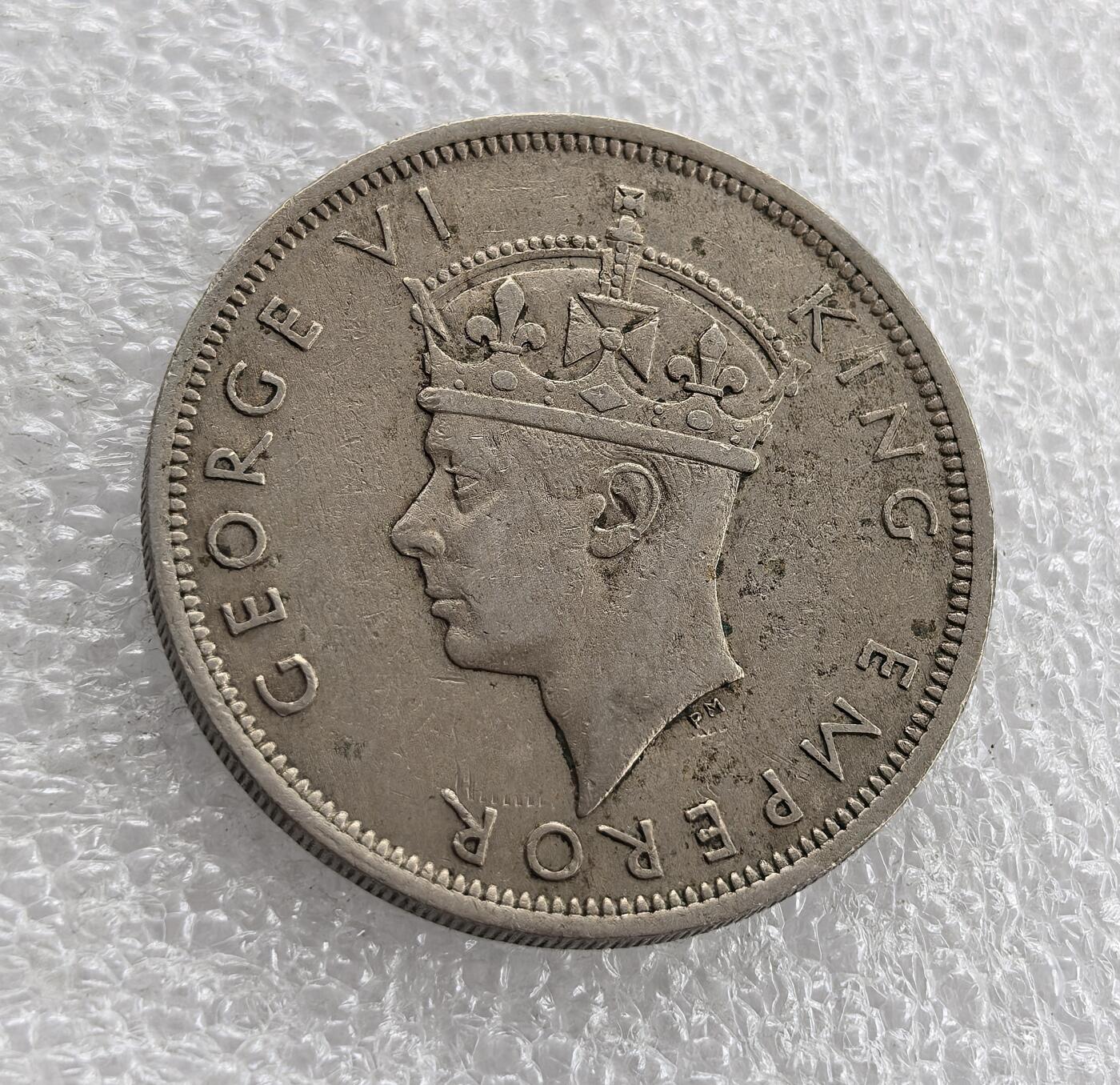 外国优质老铜币高银银币，周六九点倒数截拍，满百包邮，持续收拍 南罗得西亚1947年半克朗，正面铸乔治六世头像及 “KING EMPEROR”，背面为南罗得西亚盾徽、年份与面值。属英国殖民时期，是英国对南罗得西亚殖民统治、推行英联邦货币体系的实物见证。