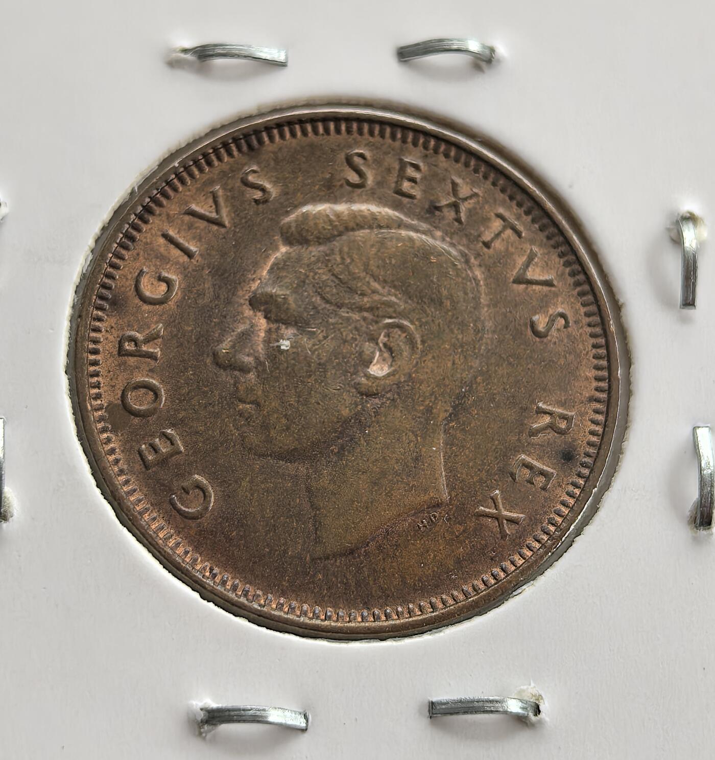 外国优质老铜币高银银币，周六九点倒数截拍，满百包邮，持续收拍 南非1951 年 1/4 便士铜币，正面为乔治六世头像，背面双雀配英 / 阿双语国名，设计精致。铜质包浆温润，品相完好，属南非联邦时期经典辅币，见证殖民末期货币史，是非洲英联邦货币收藏的特色佳品，历史与收藏价值兼具。