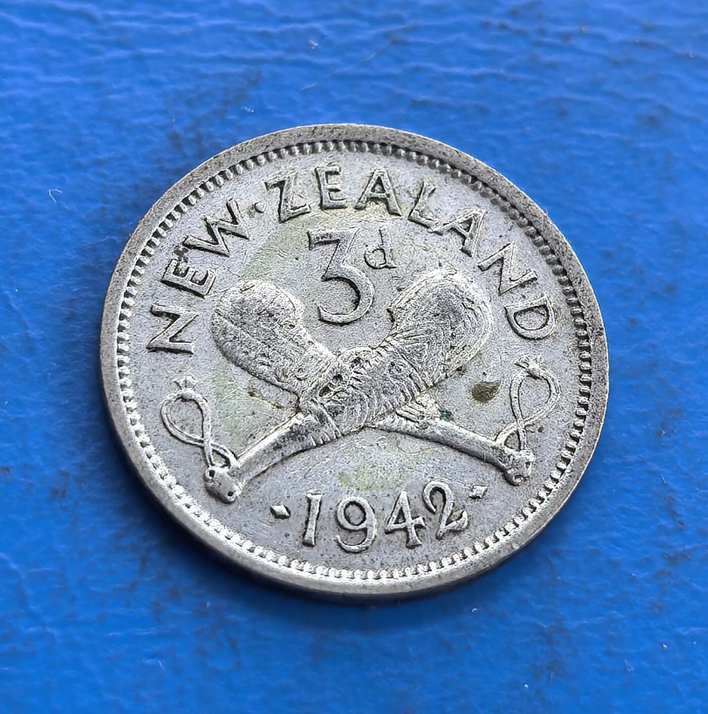 外国优质老铜币高银银币，周六九点倒数截拍，满百包邮，持续收拍 新西兰1942 年 3 便士银币，正面乔治六世头像雕刻细腻，面部轮廓与铭文清晰传神；背面交叉毛利帕图纹饰独特，国名、面值、年份环绕排布，本土文化与英伦风格交融，银质温润，工艺精致