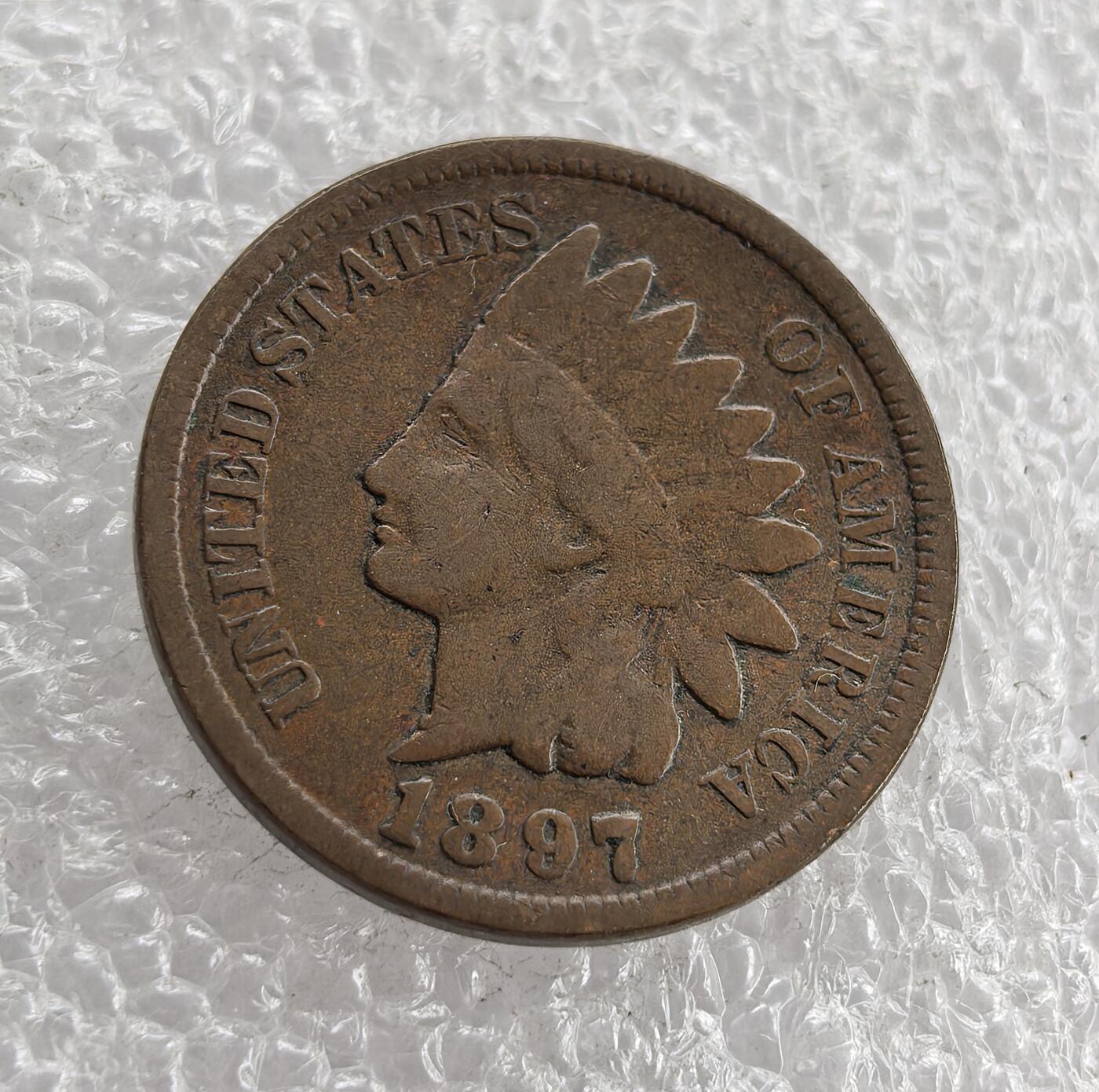 外国优质老铜币高银银币，周六九点倒数截拍，满百包邮，持续收拍 美国1897 年印第安人 1 分铜币，正面铸印第安人头像与国名，背面盾牌配麦穗环绕 “ONE CENT”，是美国分币早期经典款，百年包浆醇厚、品相完整，历史底蕴浓郁，是入门收藏的优选佳品。