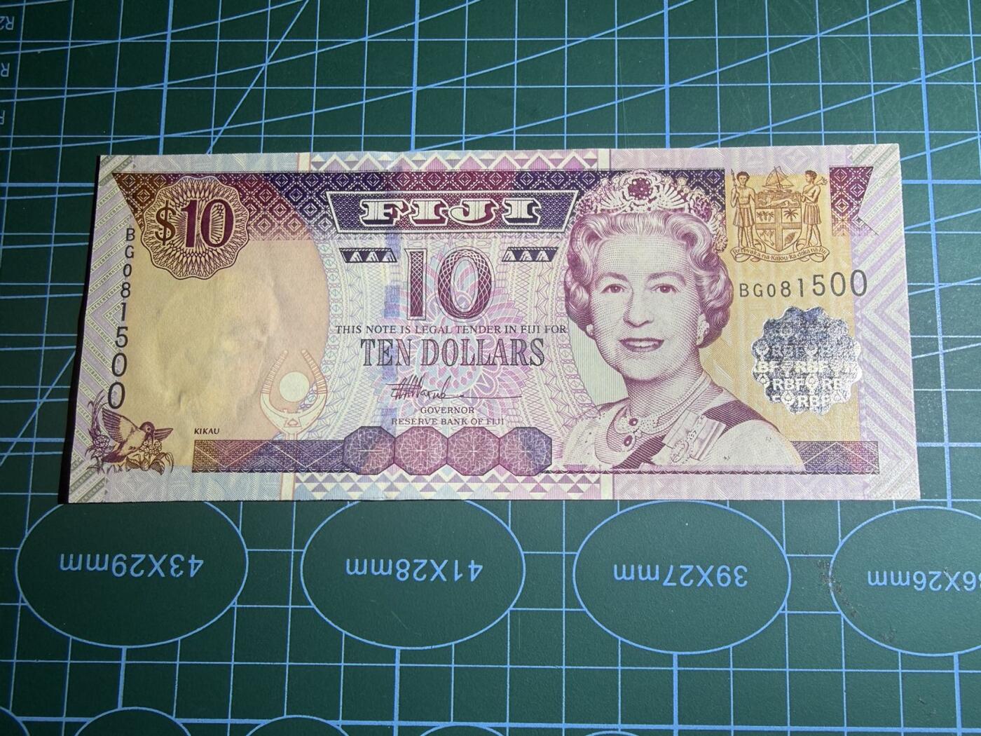 【炜奕收藏】，第五十八期，英属第三场 2002年斐济10元，UNC-品相，水印处有压痕，号码无347