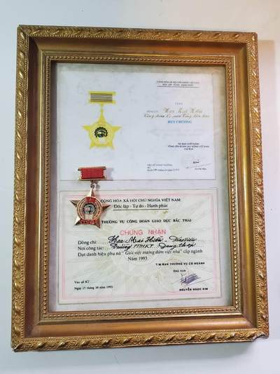 韵星假日拍卖第三十八期 -- Rimey Holidays Auction 38 - 越南社会主义共和国国家工会服务奖章带证书，部门级为家庭服务奖状 奖章早期版本 同一人带框少见