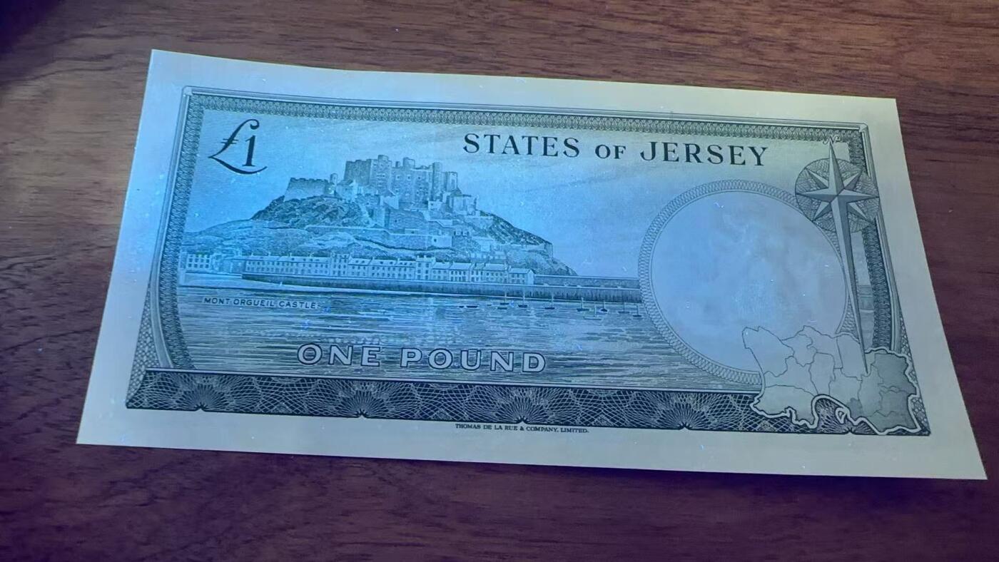徐霞客拍卖首拍 泽西岛	P-8a 1963年1镑		E809473		unc-	泽西岛作为英国皇家属地，这张纸币发行于战后经济稳定期，是英联邦体系下地方货币自治的体现，币面伊丽莎白二世肖像与泽西岛纹章（持狮图案）结合，既彰显英王室的政治关联，又保留了泽西岛的本土身份标识，反映了属地的双重文化属性。作为泽西岛独立发行的法定货币，它是研究20世纪末英皇家属地货币体系、区域金融关系的重要资料。	