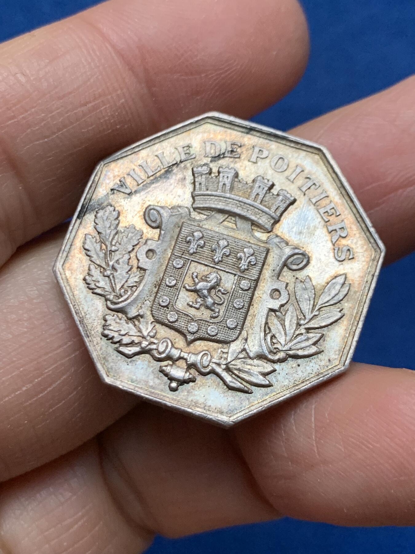 《竞宝斋》第462场 周日，周一，2场连拍 （全场包邮）欢迎送拍 法国博瓦捷市储蓄银行八角银代币 14克 29.8mm 丰饶角银标