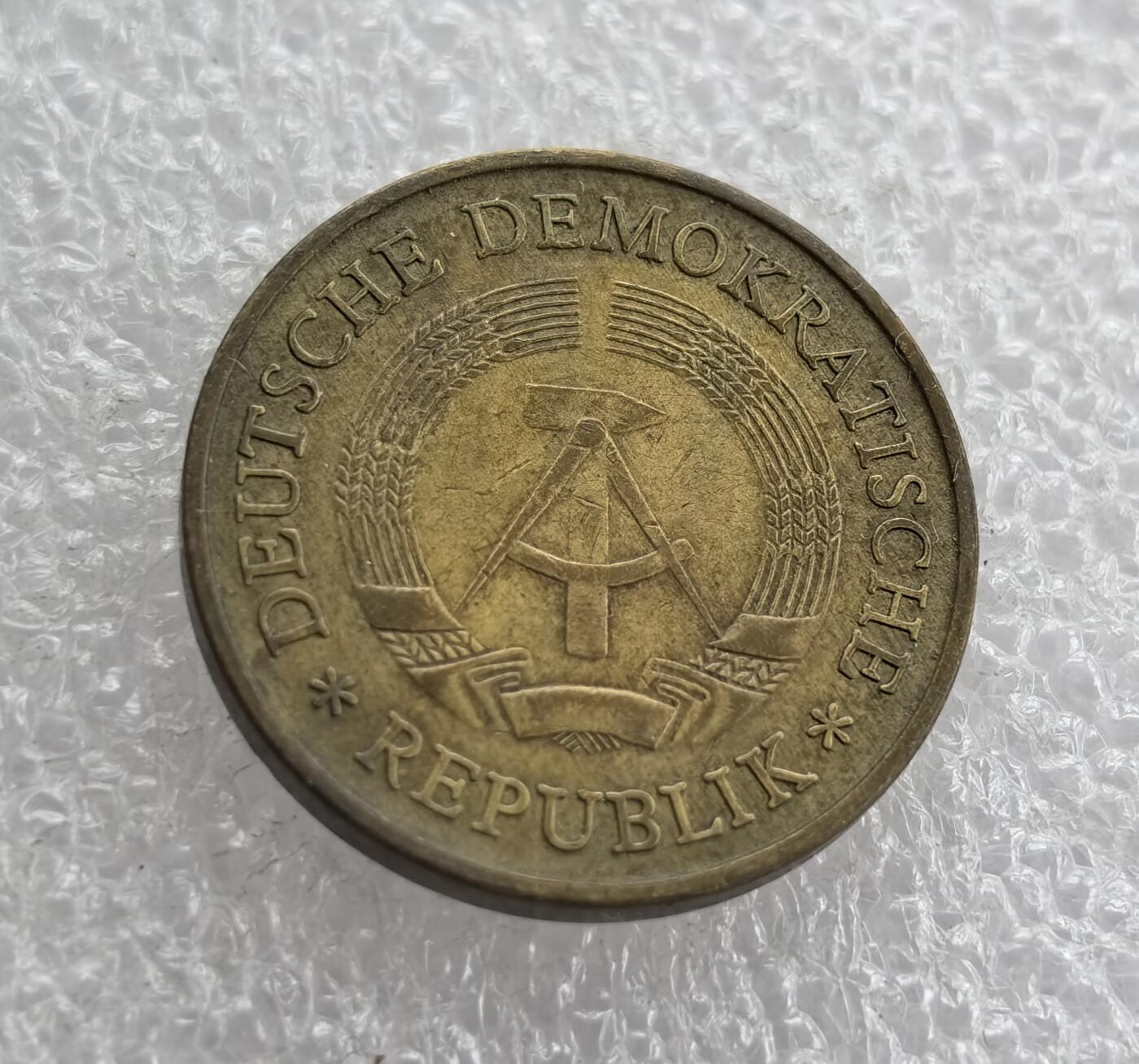 外国优质老铜币高银银币，周六九点倒数截拍，满百包邮，持续收拍 东德1983年20芬尼铜币，正面铸 “20 PFENNIG” 与年份，字体规整；背面为东德国徽（圆规、锤子、麦穗），设计经典，铜质包浆温润，是东德流通辅币代表，兼具历史纪念与入门收藏价值。
