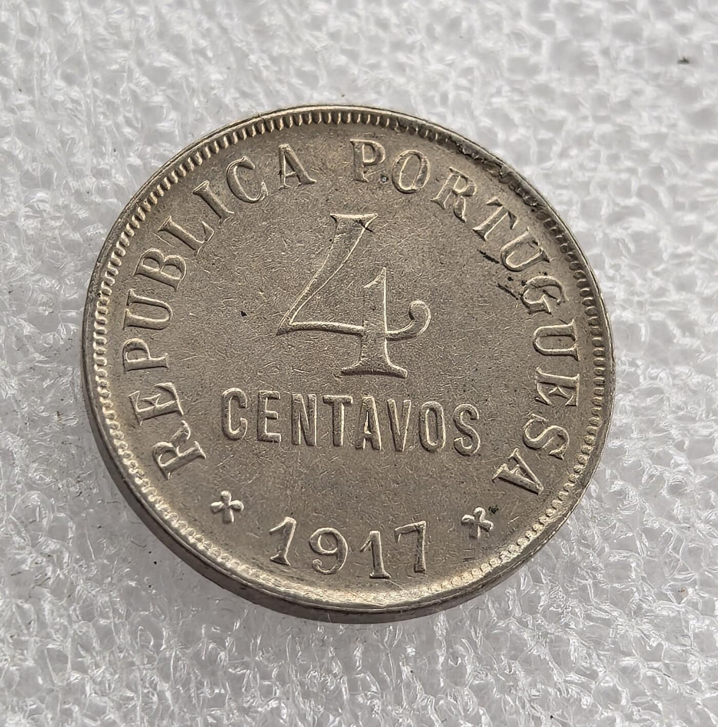 外国优质老铜币高银银币，周六九点倒数截拍，满百包邮，持续收拍 葡萄牙1917 年 4 分，正面为戴月桂枝的自由女神头像，珠圈边饰精致；背面铸国名、面值与年份，设计简约大气。一战时期发行，百年品相完整，包浆自然，是葡萄牙早期共和国货币收藏的特色佳品。