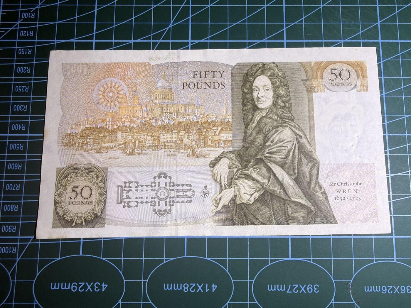 【炜奕收藏】，第五十八期，英属第三场 英国D序列50镑，品相如图，版面无折有针孔和黄斑