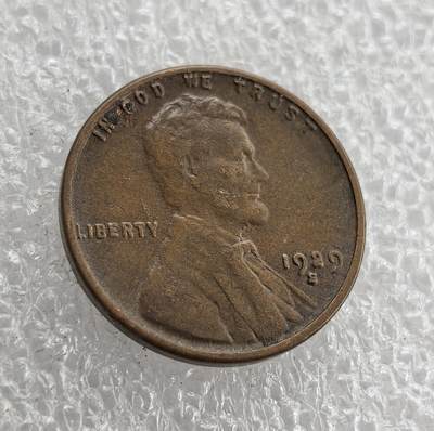 外国优质老铜币高银银币，周六九点倒数截拍，满百包邮，持续收拍 - 美国1929-S 版林肯 1 分铜币，S 版（旧金山造币厂）铸量远低于费城版，稀缺性拉满！正面林肯头像配 “IN GOD WE TRUST”“LIBERTY”，背面麦穗环绕面值国名，百年麦穗经典款，包浆醇厚、品相完整，是美国早期分币收藏的稀缺精品，收藏价值突出。