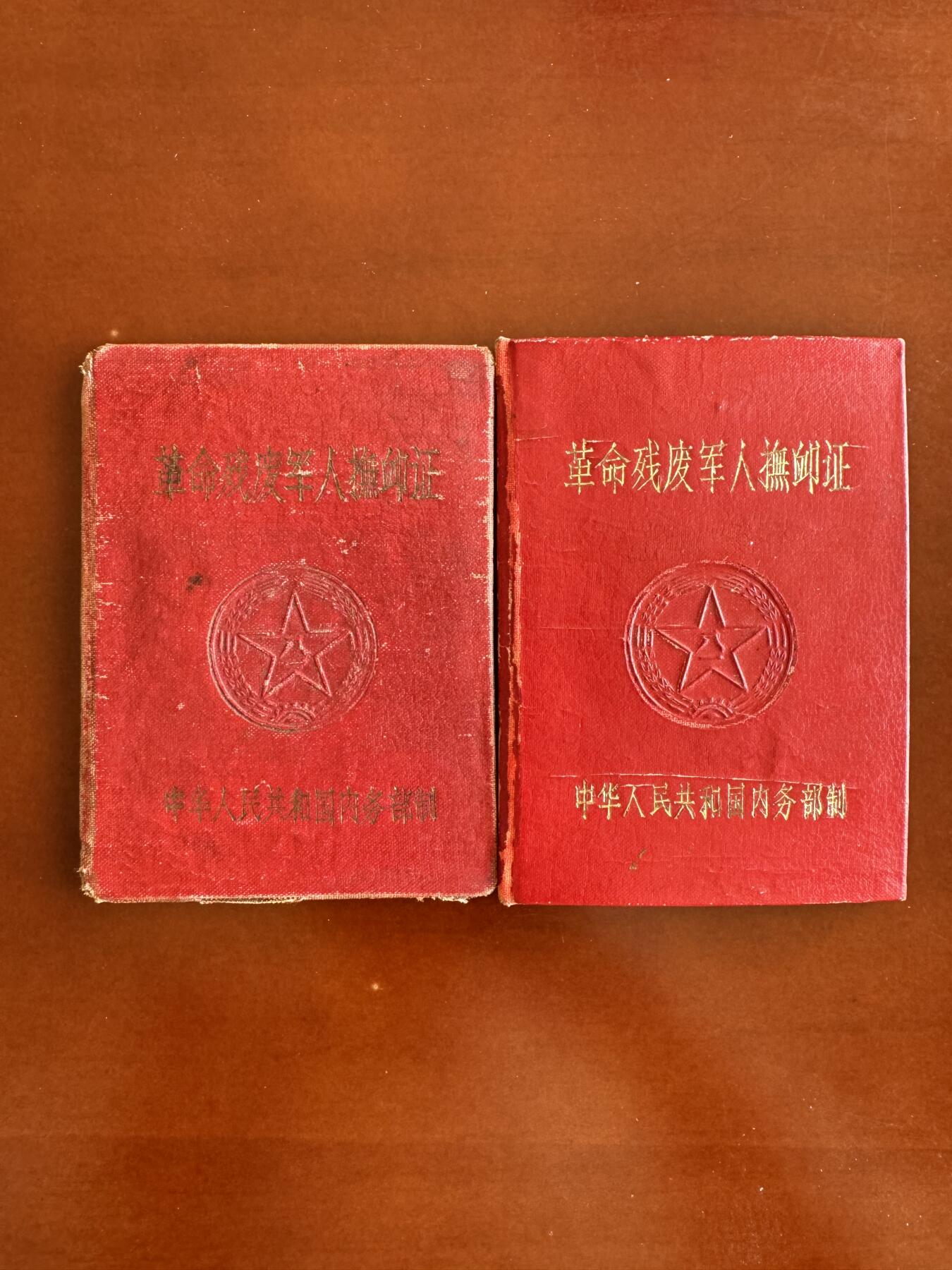 五哥徽章群   28号周三晚上八点4群联拍 两本证书合拍