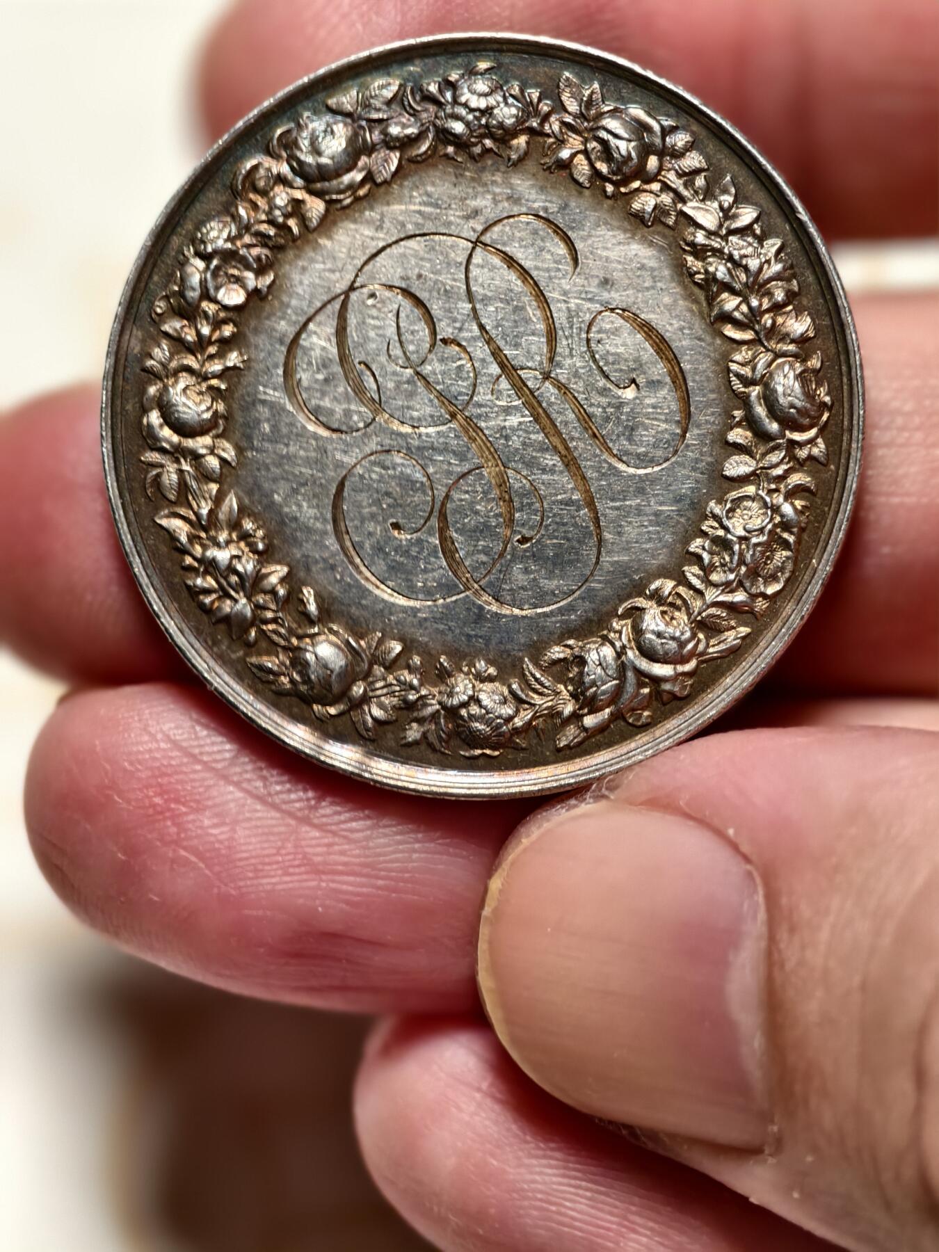 抚柳草堂-第十一期章牌钱币  奖章勋章限时免佣 满百包邮 放漏专场 19世纪法国婚姻与爱情纪念银章 950银重16.1克 直径32mm 丰饶角银标 手刻花押加五彩光 美上加美