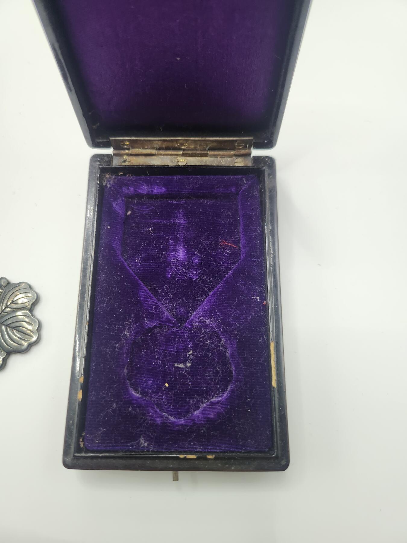 南水社首场拍卖 白叶，章体有氧化痕迹，盒子有破损