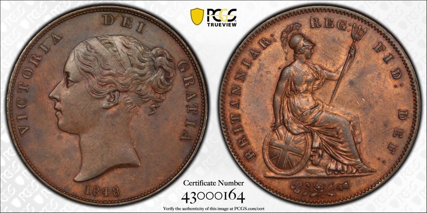 万国钱币拍卖第059期 PCGS MS63 1848/7年英国维多利亚便士 人见人爱的小维便士，早期用料很足，又大又厚，原铜色非常舒服。打制犀利高分好状态，大颗巧克力原生包浆醇厚。稀有的骑字版，市面很难见到。63分克劳斯目录价很久之前的参考价就是950美金，英系价格早已进阶。热门收藏潜力股，年轻可爱辫子头小维。