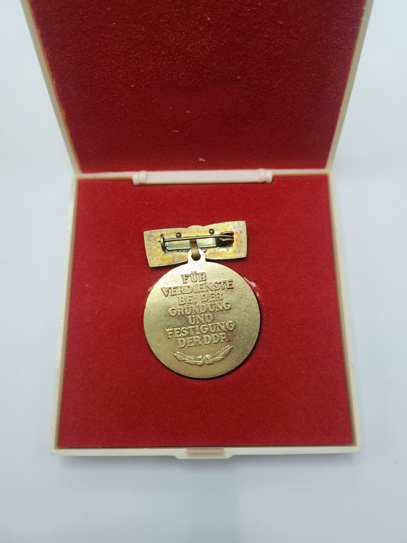 南水社首场拍卖 民主德国建国30周年纪念奖章，章体盒均完好