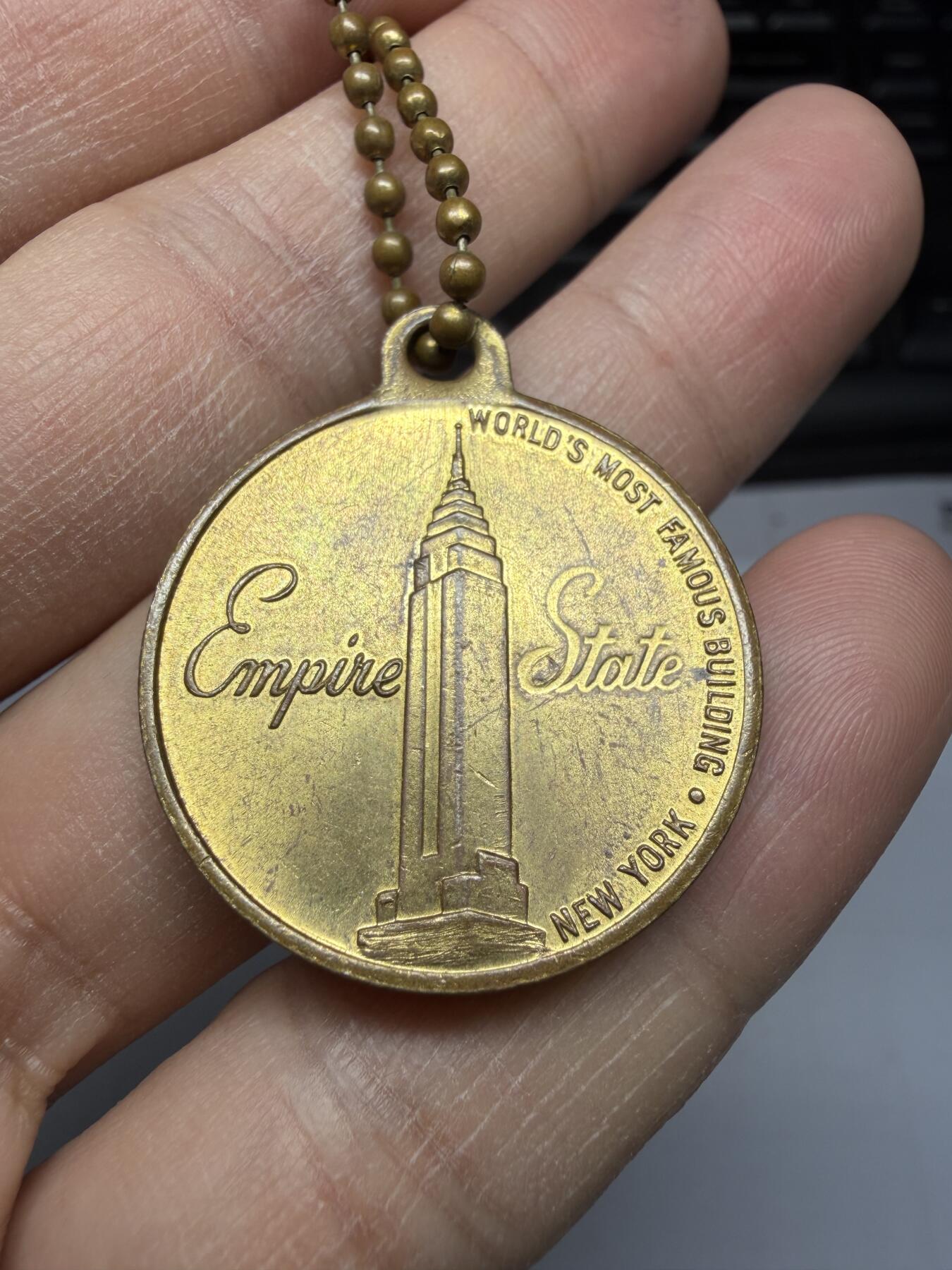 2025年集古藏今外币拍卖第二期-第1场—（总第301拍），可以寄存60天，满160元包邮。 纽约帝国大厦纪念章，直径28毫米