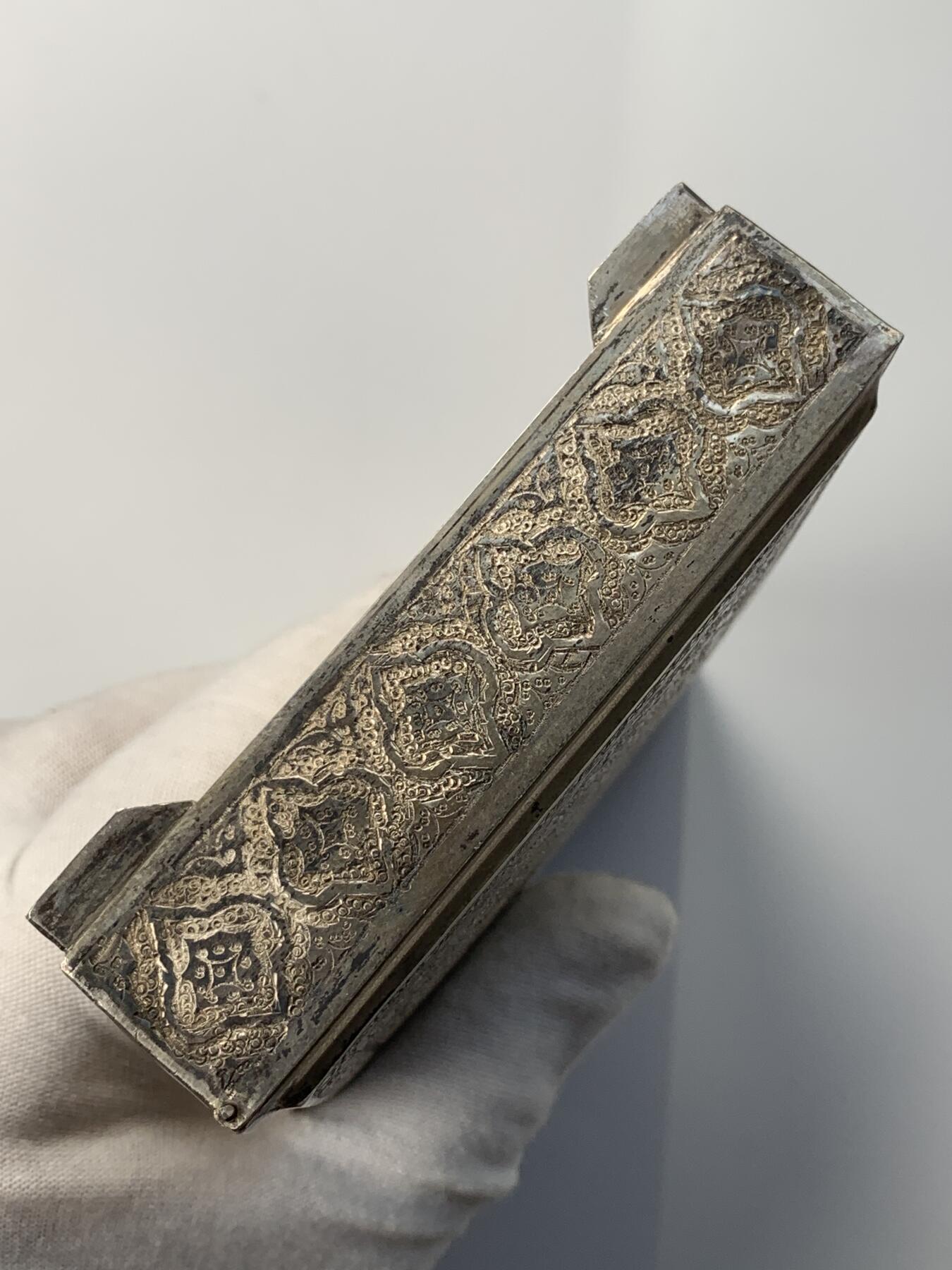 掌中浮雕-藏着的欧洲第051场 伊斯兰满工银盒，16 X 10厘米，高2.80厘米，重376.50克， 表面全手工打制伊斯兰色彩图案,（背面、一个下面角上带银戳）